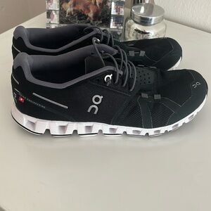 On Running Women’s 8.5 shoes Black